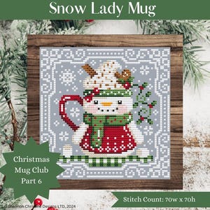 Op de afbeelding: Kruissteekontwerp van een sneeuwman in een mok, getiteld "Snow Lady Mug". De sneeuwman draagt een rode jurk en een groene sjaal, bekroond met slagroom en een takje hulst. Het ontwerp is omlijst in een houten rand en bevat de tekst "Christmas Mug Club Part 6".