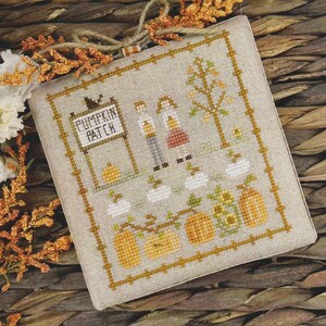Könnte beinhalten: Ein Kreuzstich-Stück mit einer Kürbisfeld-Szene. Das Design umfasst ein Schild mit der Aufschrift "Pumpkin Patch", Kürbisse und zwei Figuren. Die Farbpalette umfasst Orange-, Grün- und Beigetöne mit einem braunen Rand.