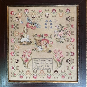 Peut inclure: Broderie au point de croix ancienne encadrée, ornée de motifs floraux et animaliers. On y trouve un papillon, des oiseaux et un agneau, avec un panier de fleurs au centre. Le texte indique "Julia Rachel Dela Mare. Mer Work In The 8th Year Or Mer A.8e 1849."