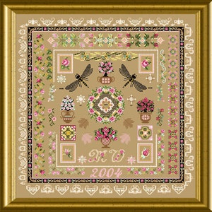 Könnte beinhalten: Ein beigefarbener Kreuzstich-Sampler mit einem Blumendesign, zwei schwarzen Libellen und dem Text "JTW 2004".