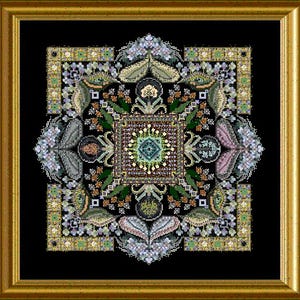 Könnte beinhalten: Ein gerahmtes Kreuzstichdesign mit floralem und geometrischem Muster. Das Kunstwerk zeigt ein zentrales Quadrat mit einem türkis-goldenen Design, umgeben von symmetrischen Blumen- und Blattmotiven in Grün-, Lila- und Goldtönen, vor einem schwarzen Hintergrund.