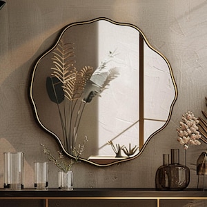 Lyxig guldvågig väggspegel – Handgjord bladguldram, iögonfallande sminkspegel, elegant entréinredning, modern vågig accent