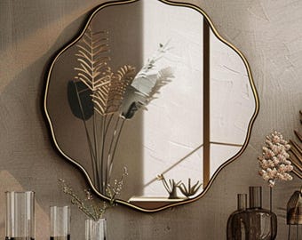 Luxus-Gold gewellter Wandspiegel - Handgefertigter Goldblattrahmen, Statement-Schminkspiegel, elegantes Eingangsbereich-Dekor, moderner gezackter Akzent