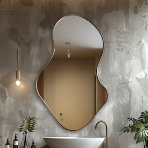 Asymmetrischer goldener Wandspiegel: Modernes, glamouröses Deko-Element