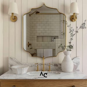 Elegante goudgelijste badkamerspiegel met Marokkaanse vorm voor make-upmuurdecoratie – vintage moderne esthetiek voor boerderij- of boho-interieurs