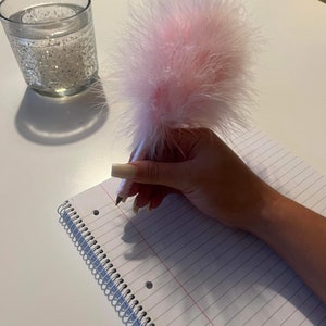 Écrivez comme une icône des années 90 avec le stylo pompon rose classique duveteux image 5