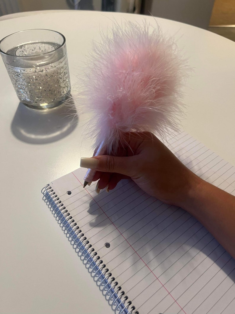 Écrivez comme une icône des années 90 avec le stylo pompon rose classique duveteux image 5