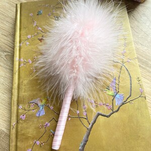 Écrivez comme une icône des années 90 avec le stylo pompon rose classique duveteux image 2