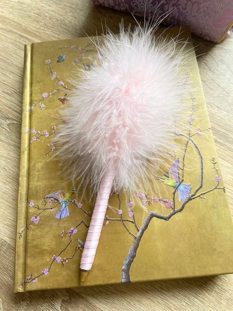 Écrivez comme une icône des années 90 avec le stylo pompon rose classique duveteux image 2