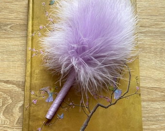 Écrivez comme une icône des années 90 avec le stylo à pompons duveteux lilas classique !