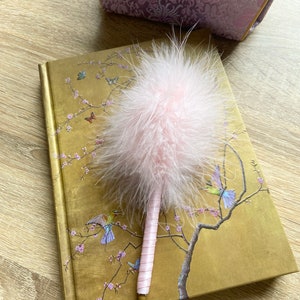 Écrivez comme une icône des années 90 avec le stylo pompon rose classique duveteux image 1