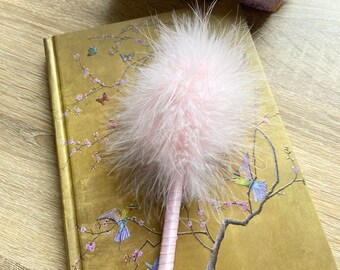 Schrijf als een icoon uit de jaren 90 met de klassieke roze Clueless Fluffy Pom-Pom Pen!