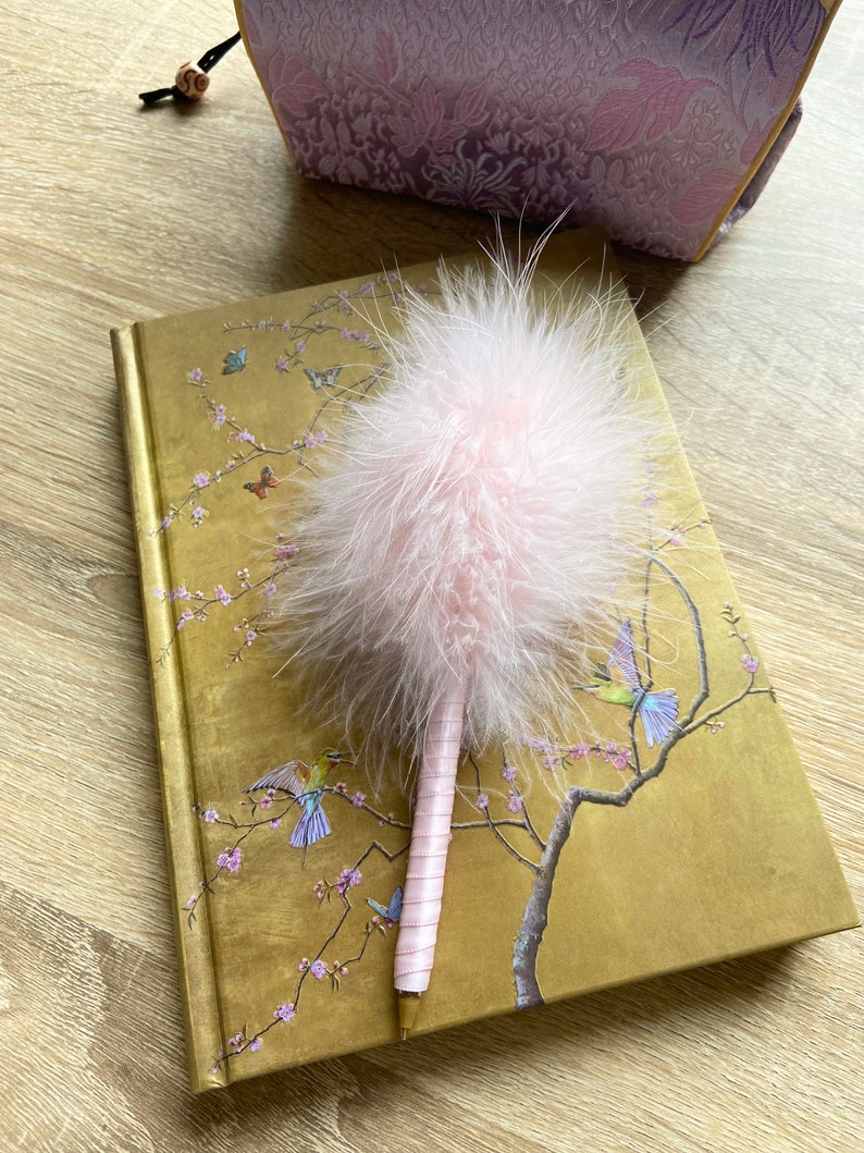 Écrivez comme une icône des années 90 avec le stylo pompon rose classique duveteux image 1