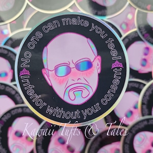 Könnte beinhalten: Ein Aufkleber mit einem pinkfarbenen und schwarzen Design, das eine Comicfigur mit Sonnenbrille und dem Text "Niemand kann dich ohne deine Zustimmung minderwertig fühlen lassen." zeigt.