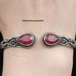 Bracciale rigido in argento sterling 925 con rubino, realizzato a mano.