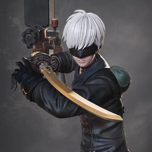 Op de afbeelding: Een figuur in een zwarte outfit met een gouden zwaard en wit haar. De figuur draagt een blinddoek en houdt het zwaard in een gevechtshouding. De outfit heeft decoratieve stiksels en een groen schouderdetail. De achtergrond is een vage grijstint.