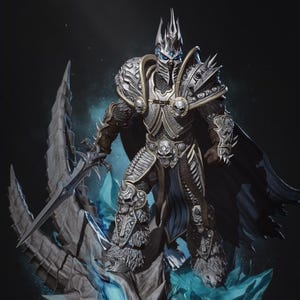 以下が含まれることがあります： 銀と黒の鎧を着て剣を持ったキャラクターの精巧なフィギュア。青いクリスタルのアクセントが付いたドラゴン風の構造の上に立っています。キャラクターは王冠とマントを持っています。