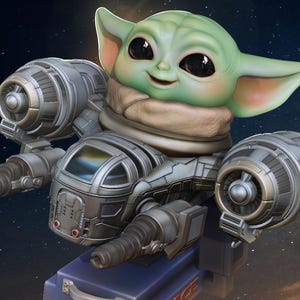 Puede incluir: Un personaje de piel verde con ojos y orejas grandes, vistiendo una prenda color beige, está sentado en una detallada nave espacial plateada. La nave espacial descansa sobre una base azul con la palabra "SPACE" visible. El fondo es una noche estrellada.