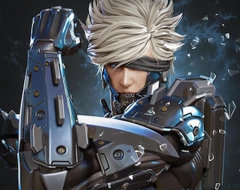 Puede incluir: Un personaje cyborg con cabello blanco y un parche en el ojo negro, que lleva un traje plateado y negro con un brazo robótico. El personaje está flexionando su brazo, mostrando sus poderosos músculos.