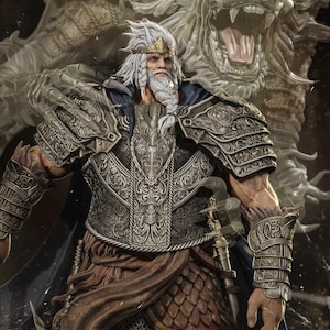 Puede incluir: Un hombre de pelo blanco y barba que lleva una armadura adornada de plata y oro con una corona en la cabeza. Está de pie frente a una gran estatua de león de piedra blanca.