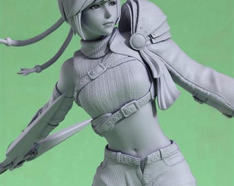 Op de afbeelding: Gedetailleerd, grijs beeldje van een vrouwelijk personage in een futuristische outfit. Ze draagt een top met korte mouwen met een harnas, een spijkerbroek en een schouderbeschermer. Het beeldje houdt een zwaardachtig voorwerp vast.