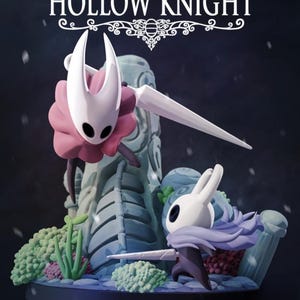 Puede incluir: Una detallada figura con personajes de "Hollow Knight". Las figuras incluyen un personaje con cabeza blanca y capa rosa, y otro con cabeza blanca y capa morada, ambos sosteniendo armas. El fondo presenta una estructura de piedra y el título del juego.