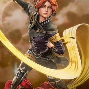 Puede incluir: Ilustración digital de una figura de guerrera femenina en una pose dinámica, sosteniendo un arco. Viste un atuendo negro y morado con detalles dorados, y su cabello rojo está recogido. La figura está rodeada por una cinta dorada y rosas rojas.