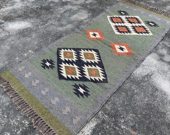 Ręcznie robiony dywanik kilim jutowy: geometryczna dekoracja schodów