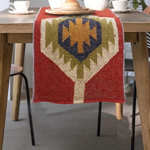 Chemin de table fait main motif kilim - décoration bohème rouge rustique pour salle à manger de ferme moderne et décoration de table tribale