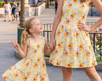 Fröhliches Winnie Puuh Jubiläum Crossback Kleid, Gelb Rosa Kariertes Coquette Outfit, Disneyland Geburtstagsfeier 2026