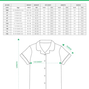 Puede incluir: Una camisa de pijama blanca de manga corta con cuello y botones. La imagen incluye una tabla de tallas con medidas en cent&iacute;metros para tallas de ni&ntilde;os, de 18 meses a 13-14 a&ntilde;os. El texto dice "ALL-OVER PRINT KID AND YOUTH SATIN SHORT-SLEEVE PAJAMAS SHIRT."