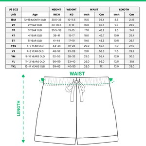 Puede incluir: Diagrama de pantalones cortos de pijama de sat&eacute;n de manga corta con medidas de cintura y largo. Una tabla de tallas enumera las tallas de EE. UU., la edad, la altura en pulgadas, el peso en kg, la cintura en pulgadas y cm, y el largo en pulgadas y cm.