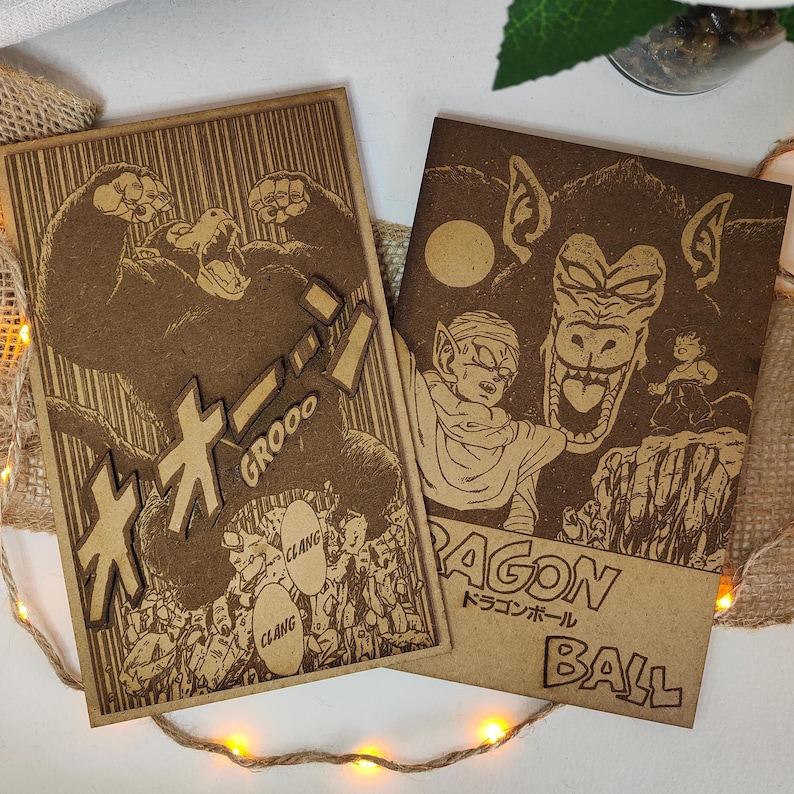 Puede incluir: Dos paneles de madera con tem&aacute;tica de Dragon Ball Z. El primer panel presenta una imagen en blanco y negro de un gran simio con el texto japon&eacute;s "GIGORO" y las palabras "CLANG" y "GROOOO". El segundo panel presenta una imagen en blanco y negro de un gran simio con un personaje de la serie Dragon Ball Z. El texto "DRAGON BALL" est&aacute; escrito en japon&eacute;s e ingl&eacute;s.