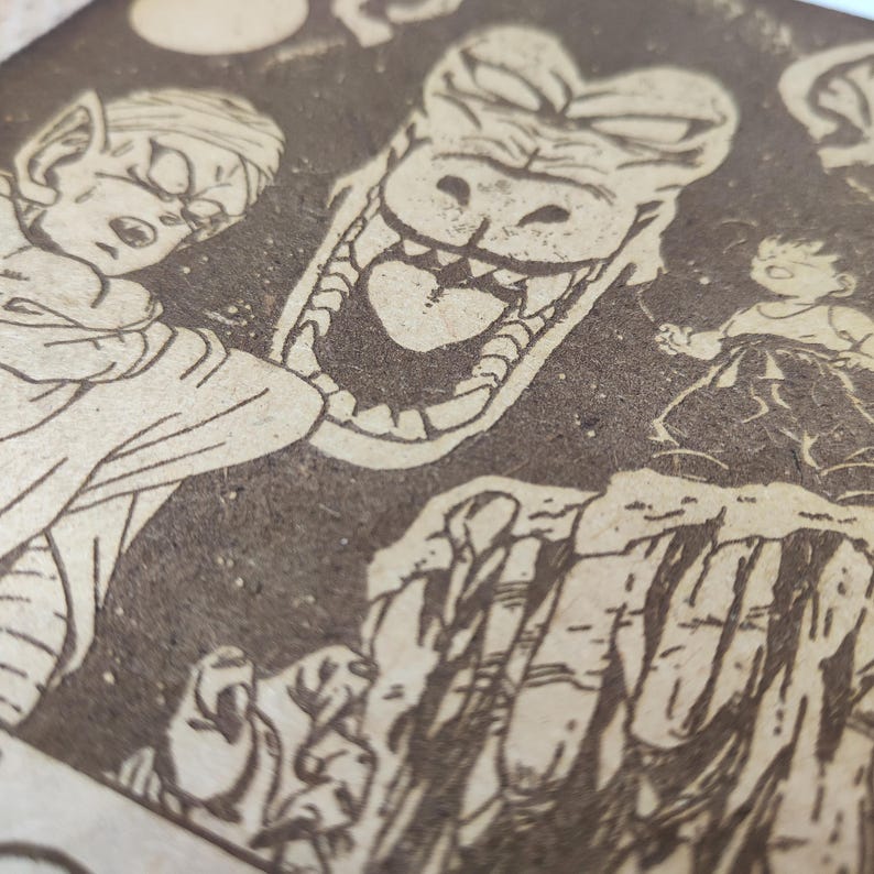 Puede incluir: Primer plano de una p&aacute;gina de c&oacute;mic que muestra un drag&oacute;n con dientes afilados y un personaje con orejas puntiagudas. La imagen est&aacute; en blanco y negro y tiene un aspecto vintage y desgastado.