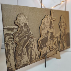 Puede incluir: Una pieza de arte de pared de madera con tres personajes de una popular serie de anime. Los personajes están representados en una pose de pie, con detalles intrincados y un esquema de color marrón.