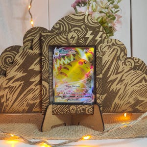 Porte-cartes Diorama Pokémon Énergie/Élément Électrique en Bois avec Protection Carte en Plastique - Artisanal gravure