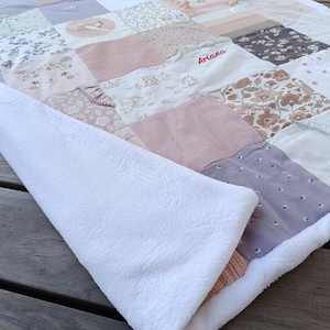 Speelmat met geheugensteuntjes gemaakt van babyrompertjes | Op maat gemaakte patchworkdeken van babykleertjes | Gepersonaliseerde, gerecyclede knuffeldeken | Handgemaakt