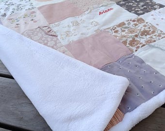 Tapete de juego con motivos de bebés hecho con bodies | Manta patchwork personalizada hecha con ropa de bebé | Manta suave y personalizada hecha con materiales reciclados | Hecho a mano