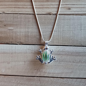 Collier en verre de mer, collier en verre de mer écossais, collier en verre de mer vert, collier pendentif grenouille, collier grenouille verte, collier en argent grenouille