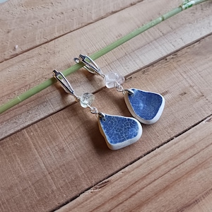 Boucles d'oreilles poterie marine, Boucles d'oreilles poterie marine écossaise, Boucles d'oreilles poterie marine et cristal de roche, Boucles d'oreilles poterie Blue Beach, Poterie marine écossaise