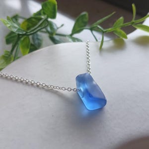 Collar minimalista de cristal marino azul cielo: cadena rollo de plata de ley
