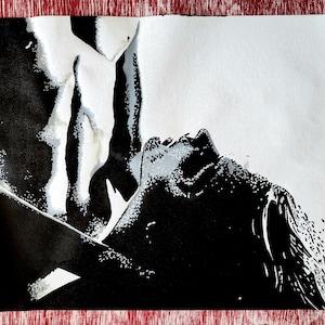 Può includere: Opera d'arte in bianco e nero raffigurante un abbraccio intimo. L'immagine presenta un'illustrazione in scala di grigi di due figure in un momento tenero, con forti contrasti e un focus sulla forma e sull'emozione. L'opera d'arte è ambientata su uno sfondo bianco.