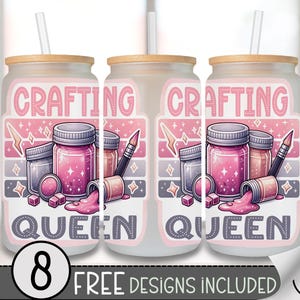 Pode incluir: Três copos de vidro com tampas de bambu e canudos. Cada copo apresenta um gráfico rosa e branco com as palavras "Crafting Queen" e ilustrações de potes de tinta, um pincel e tinta. A parte inferior da imagem diz "8 FREE DESIGNS INCLUDED".