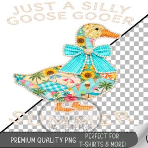Puede incluir: Un diseño caprichoso de pato con un cuerpo de retazos con patrones de verano, incluyendo palmeras, conos de helado y sombrillas. El pato tiene un lazo turquesa y está delineado con perlas. El texto dice "JUST A SILLY GOOSE GOOER" y "SUMMER".