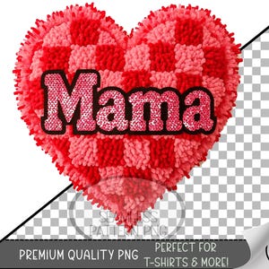 Può includere: Un design a forma di cuore con un motivo a scacchiera rosso e rosa. La parola "Mama" è visualizzata in un carattere con paillettes. Il design è etichettato come "Premium Quality PNG" e "Perfect for T-shirts & More!"