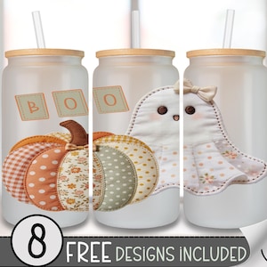 Könnte beinhalten: Drei Glasbecher mit Bambusdeckeln und Strohhalmen. Jeder Becher hat ein Halloween-Design: einen Kürbis, einen Geist und das Wort "BOO". Der Kürbis ist orange, weiß und grün. Der Geist ist weiß mit einer Schleife. Der Text "8 FREE DESIGNS INCLUDED" steht unten.