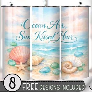 Op de afbeelding: Drie roestvrijstalen bekers met een strandthema. Het ontwerp toont schelpen, zeesterren en de tekst "Ocean Air, Sun Kissed Hair" tegen een aquarel strandscène. Inclusief 8 gratis ontwerpen.