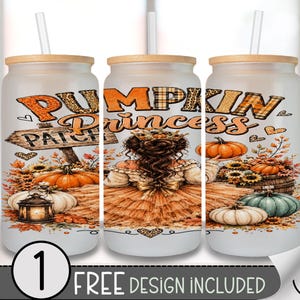 Puede incluir: Tres vasos de vidrio esmerilado con tapas de bambú y pajitas, con un gráfico de una persona con falda de tul, calabazas, girasoles, una linterna y el texto PUMPKIN PRINCESS PATCH. El diseño incluye patrones de leopardo y cuadros.