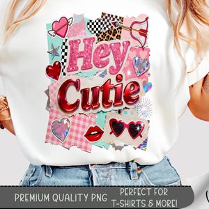 Könnte beinhalten: Weißes T-Shirt mit einem Collage-Design mit den Worten "Hey Cutie" in Pink und Rot. Das Design umfasst Herzen, Lippen, Sonnenbrillen und andere dekorative Elemente. Der untere Teil des Bildes trägt den Text "PREMIUM QUALITY PNG PERFECT FOR T-SHIRTS & MORE!"