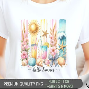 Puede incluir: Camiseta blanca con un diseño de verano en acuarela. El diseño incluye un sol, cócteles, conchas marinas y el texto "hello Summer". El diseño está enmarcado por rayas verticales en rosa, amarillo y azul.